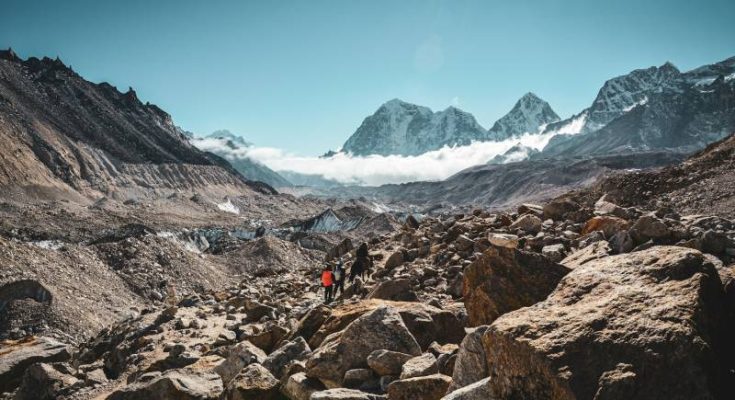 People hiking at Mount Everest.